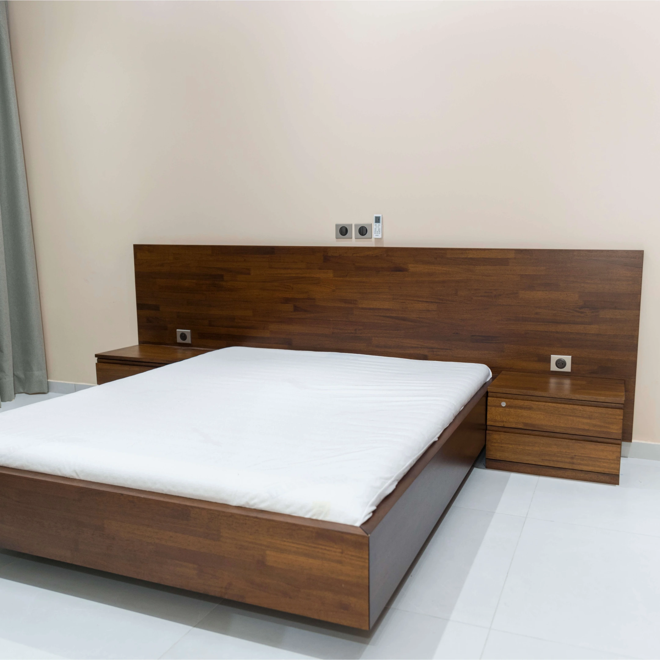 Lit design avec tête de lit intégrée en bois massif, mobilier sur mesure Projetti.