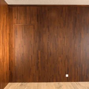 Habillage mural et lambris contemporains en bois massif pour aménagement intérieur de luxe en Côte d'Ivoire.