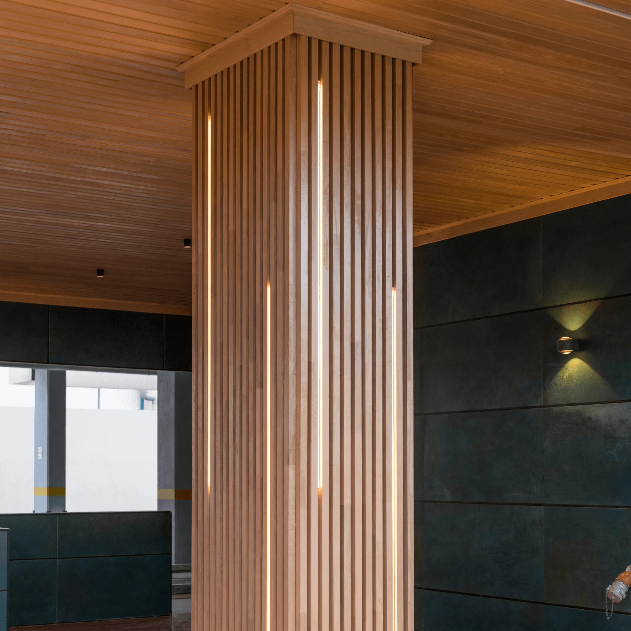 Habillage mural et lambris contemporains en bois massif pour aménagement intérieur de luxe en Côte d'Ivoire.