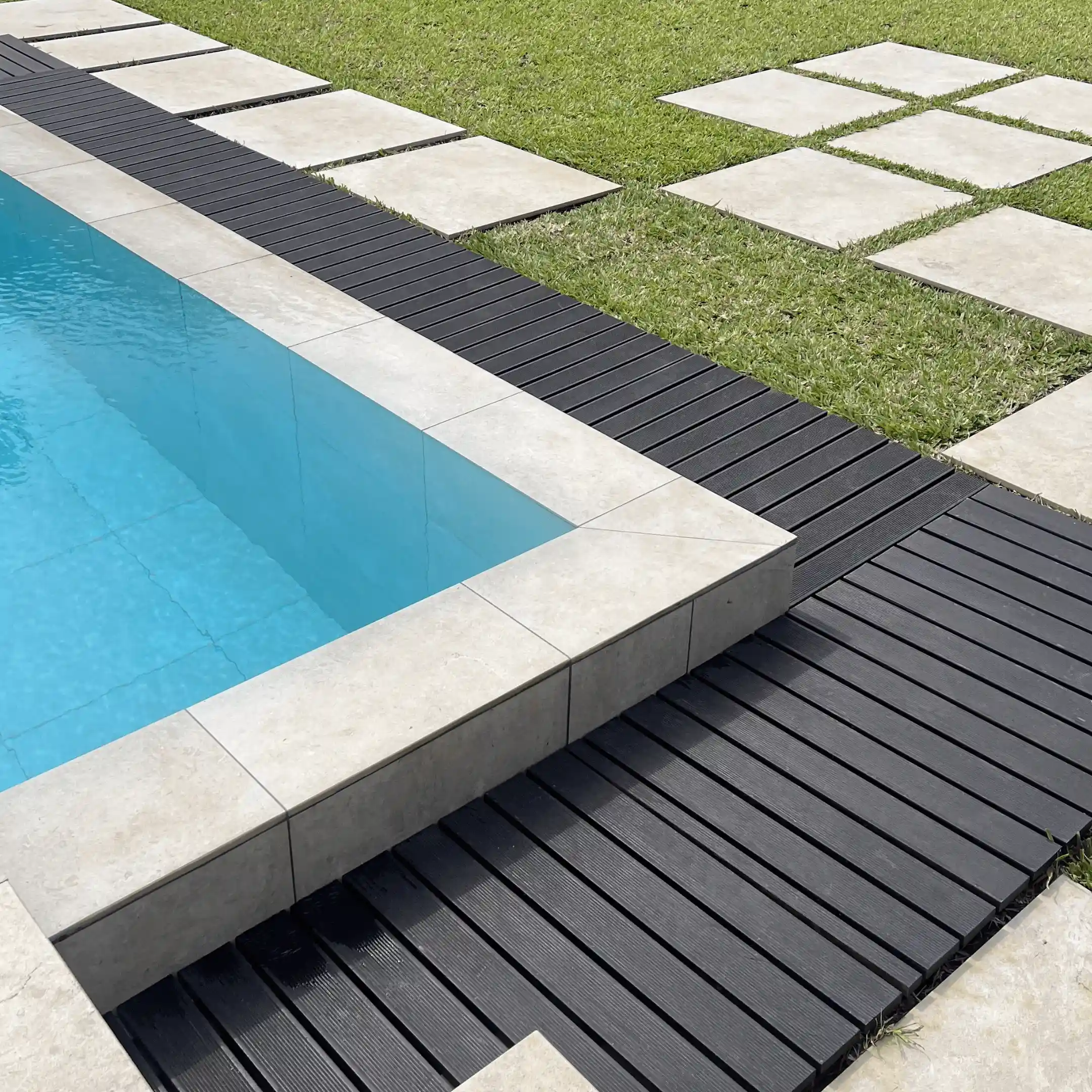 Installation de parquet extérieur et decking en bois durable et massif par Projetti CI.