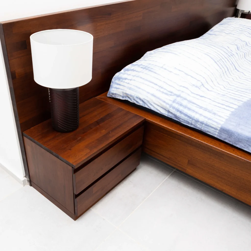 Lit design avec tête de lit intégrée en bois massif, mobilier sur mesure Projetti.