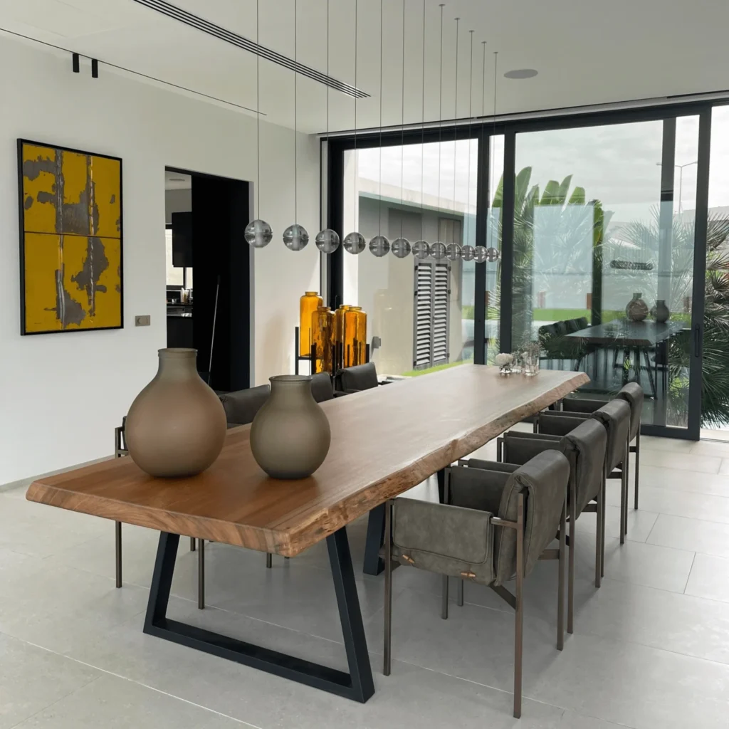 Table nature en bois massif brut ivoirien, mobilier sur mesure issu du savoir-faire Projetti.