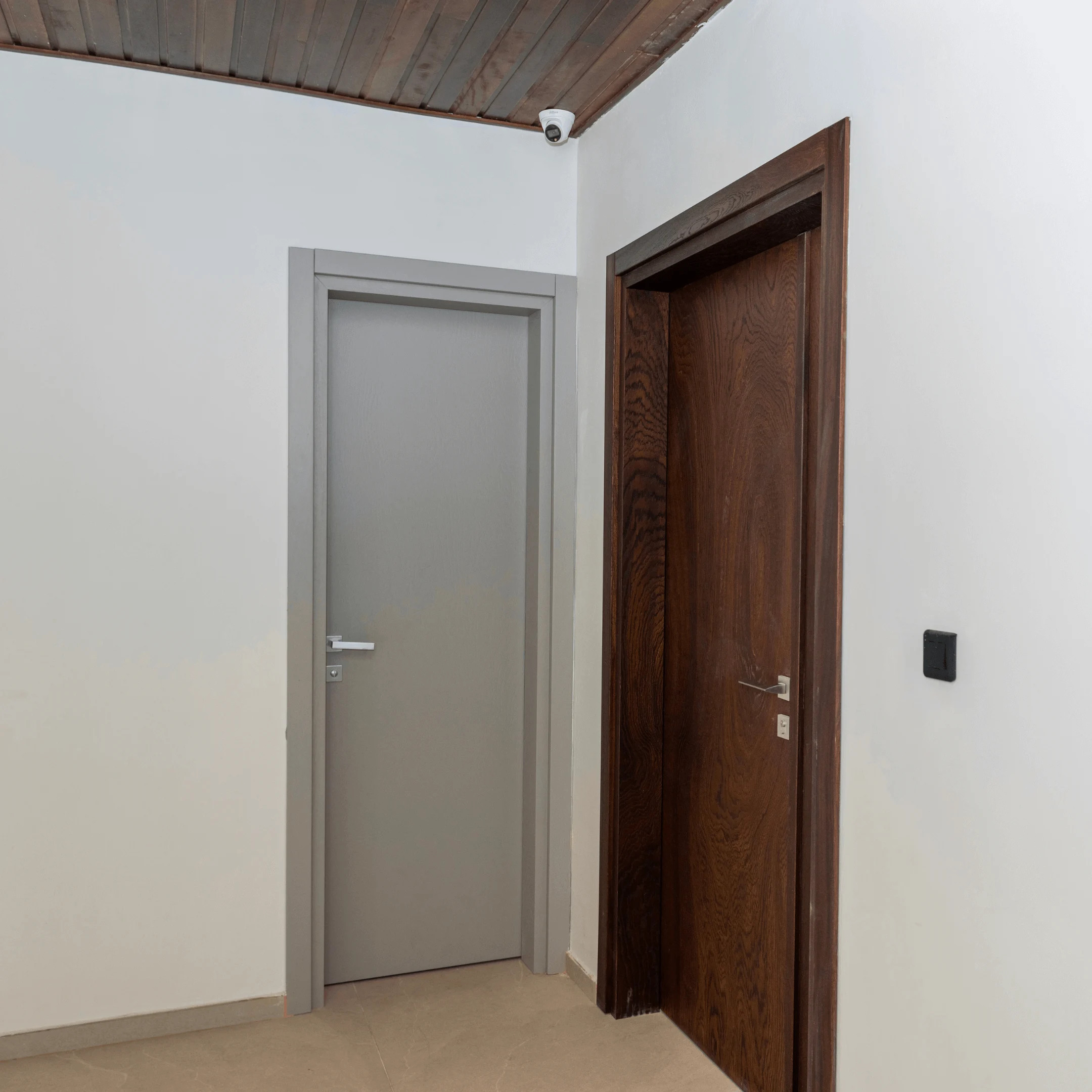Une porte d'entrée imposante ou une porte coulissante. Porte d'entrée design en bois massif réalisée par Projetti, expert en menuiserie bois Côte d'Ivoire.