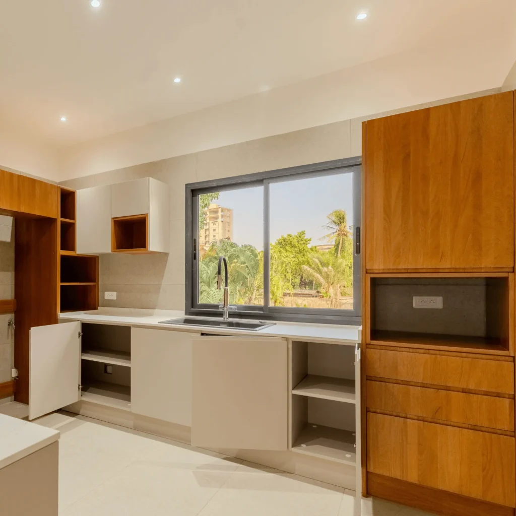 Dressing sur mesure en bois avec finitions intérieures blanches, mobilier bois Abidjan.