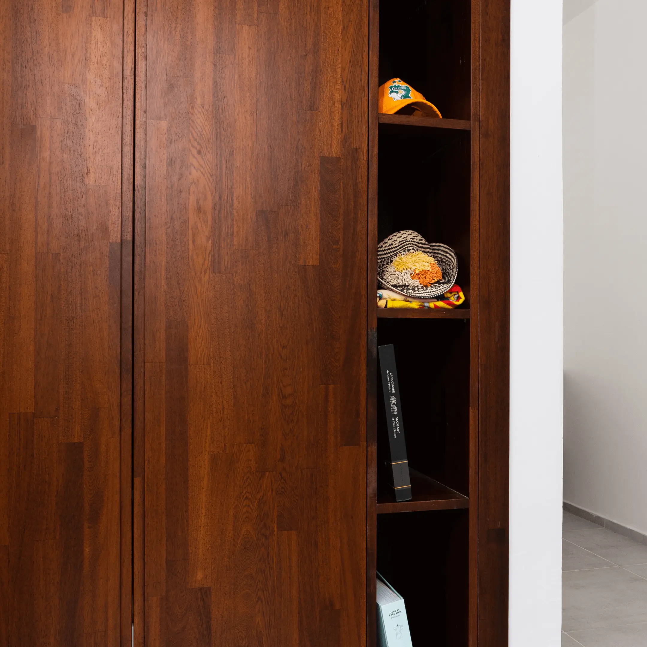 Placard bois sur mesure - Aménagement dressing Dressing sur mesure en bois avec finitions intérieures blanches, mobilier bois Abidjan.