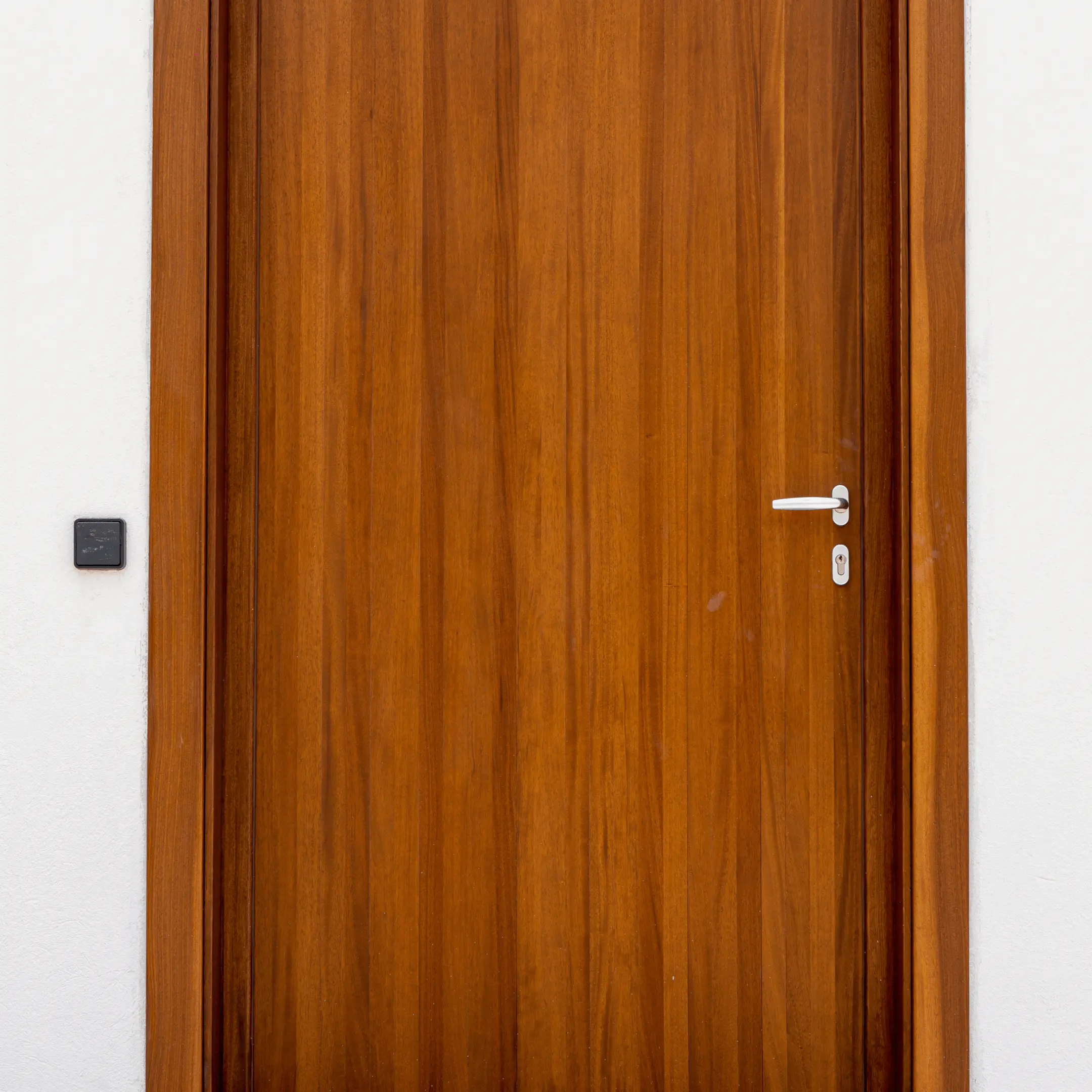 Une porte d'entrée imposante ou une porte coulissante. Porte d'entrée design en bois massif réalisée par Projetti, expert en menuiserie bois Côte d'Ivoire.