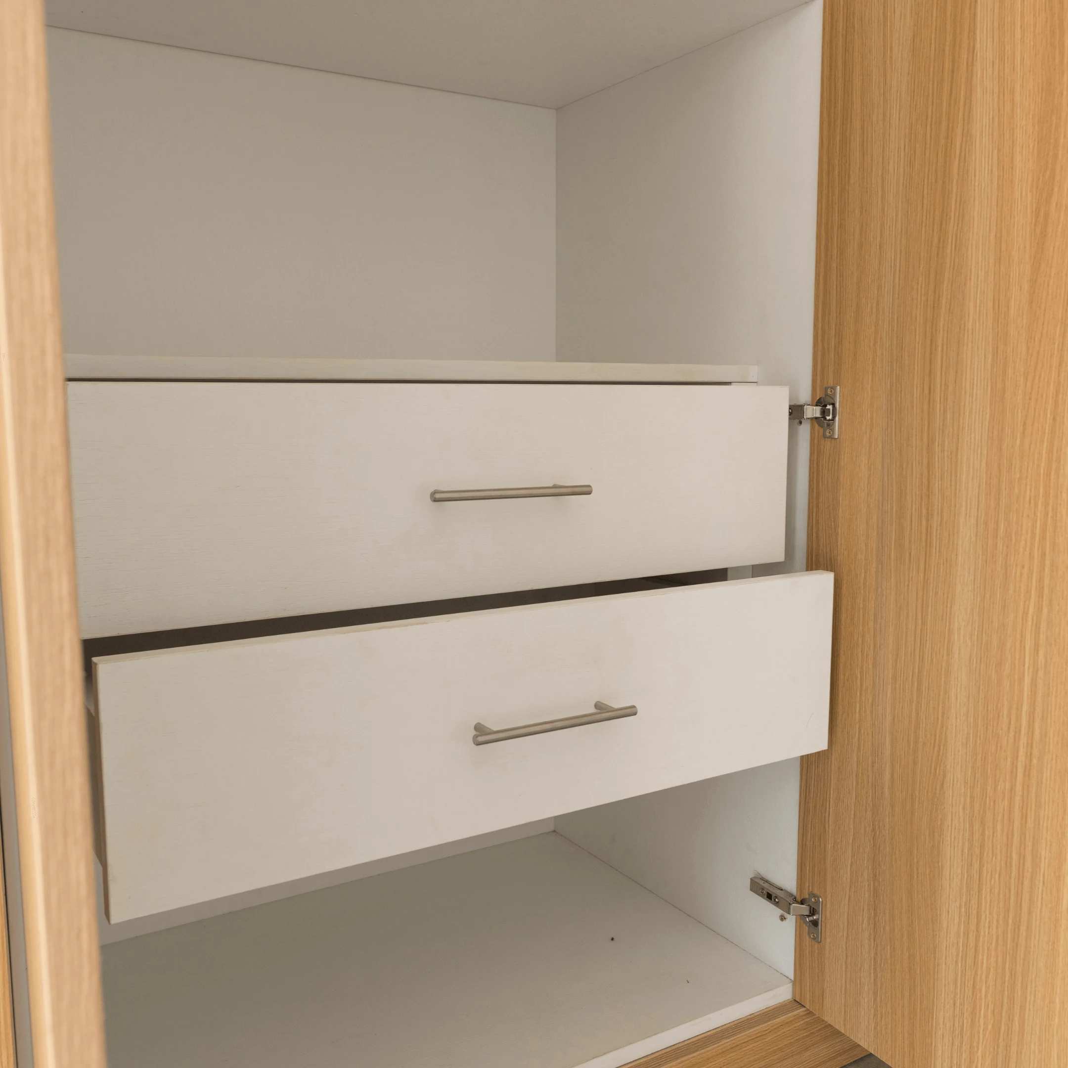 Placard bois sur mesure - Aménagement dressing Dressing sur mesure en bois avec finitions intérieures blanches, mobilier bois Abidjan.