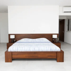 Lit suspendu moderne en bois massif local, conception de menuiserie haut de gamme à Abidjan.