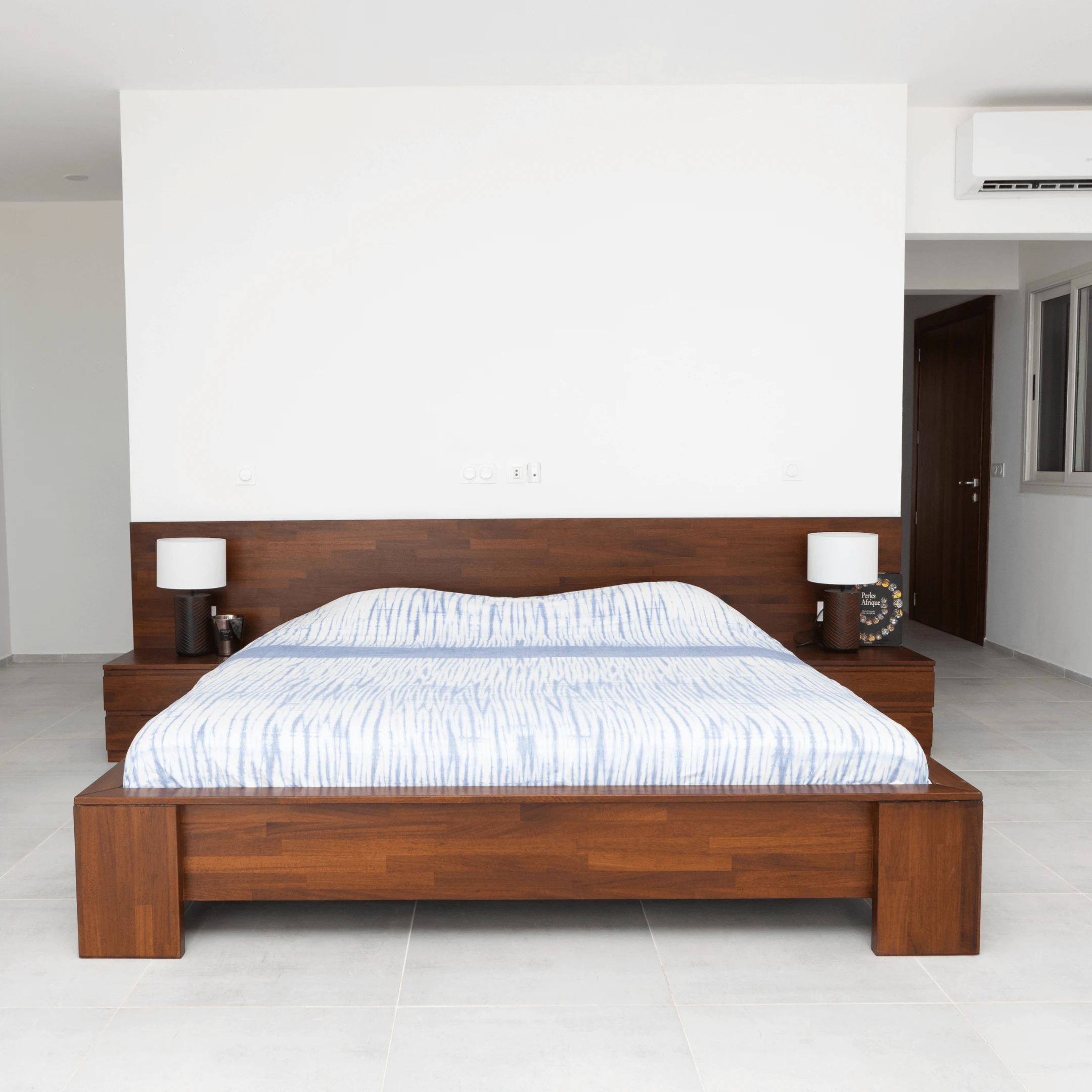 Un lit design ou du mobilier de chambre. Lit suspendu moderne en bois massif local, conception de menuiserie haut de gamme à Abidjan.