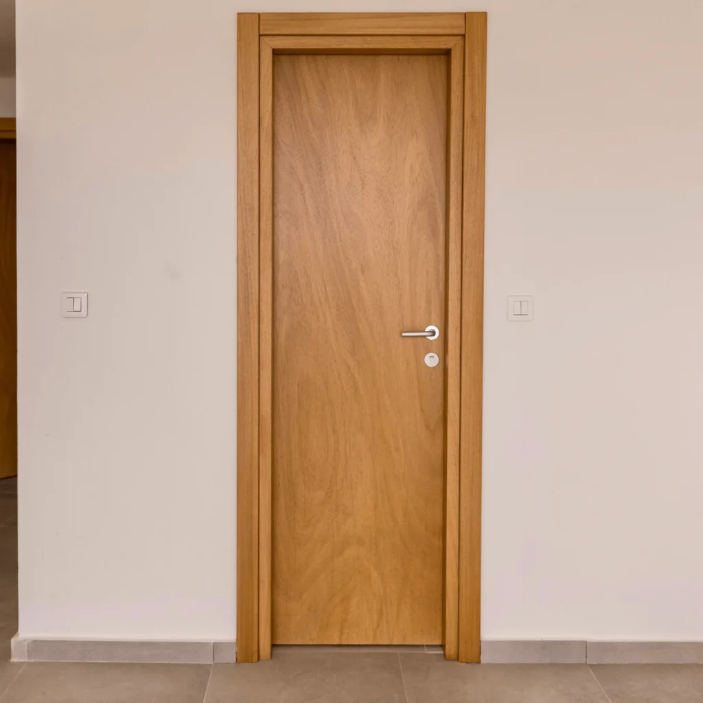 Porte d'entrée design en bois massif réalisée par Projetti, expert en menuiserie bois Côte d'Ivoire.