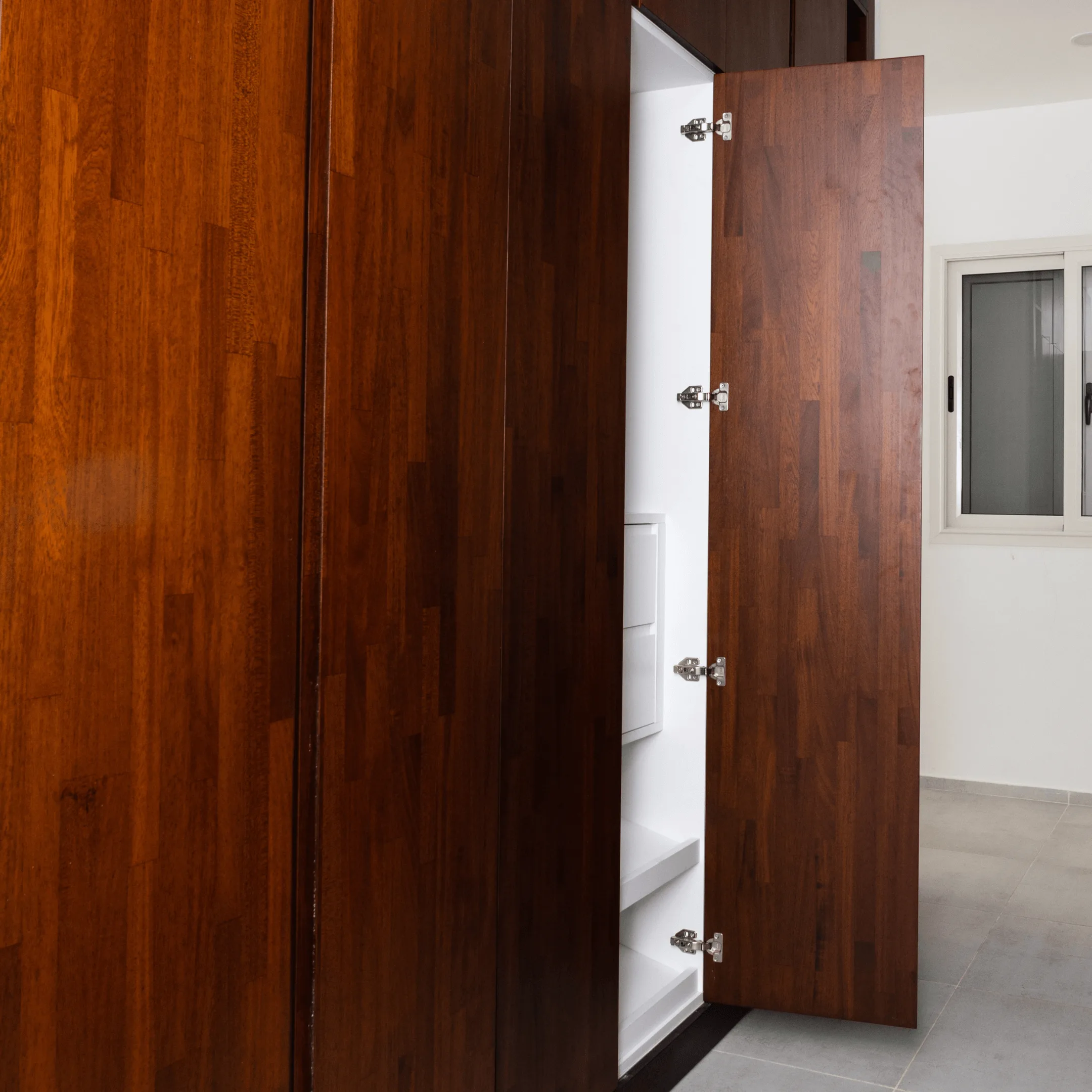 Placard bois sur mesure - Aménagement dressing Dressing sur mesure en bois avec finitions intérieures blanches, mobilier bois Abidjan.