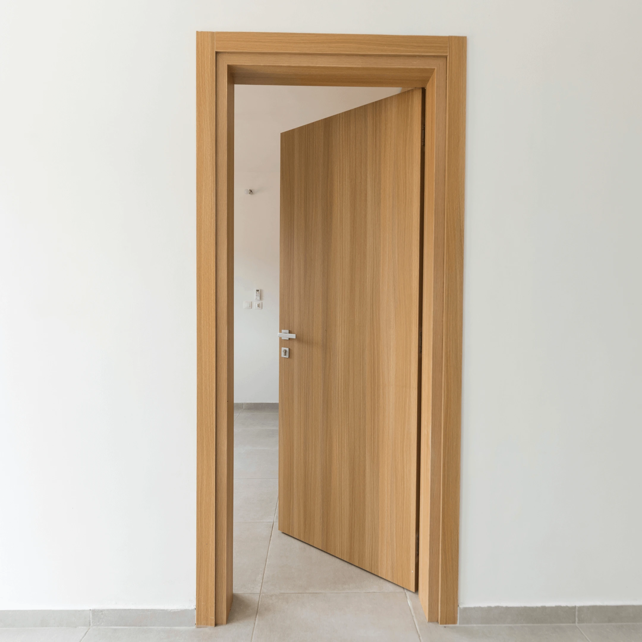 Une porte d'entrée imposante ou une porte coulissante. Porte d'entrée design en bois massif réalisée par Projetti, expert en menuiserie bois Côte d'Ivoire.