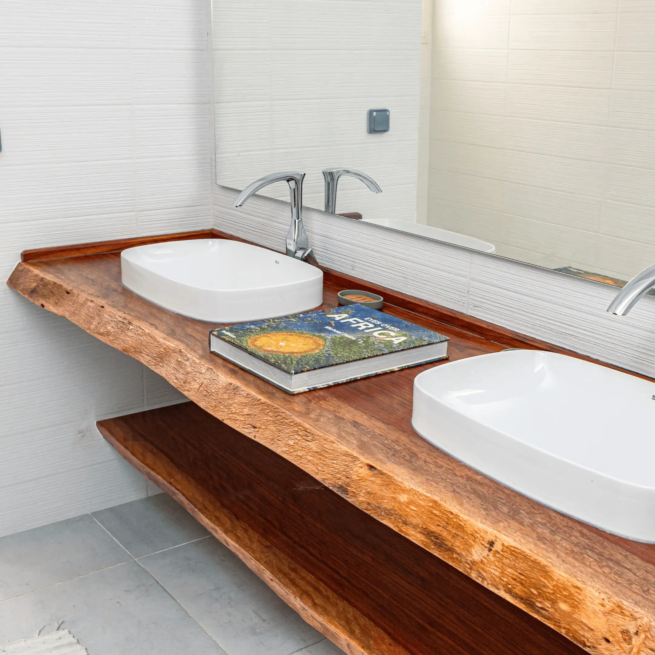 Plan de vasque en bois massif pour salle de bain, aménagement intérieur bois par Projetti. Plan de vasque en bois massif pour salle de bain, aménagement intérieur bois par Projetti.