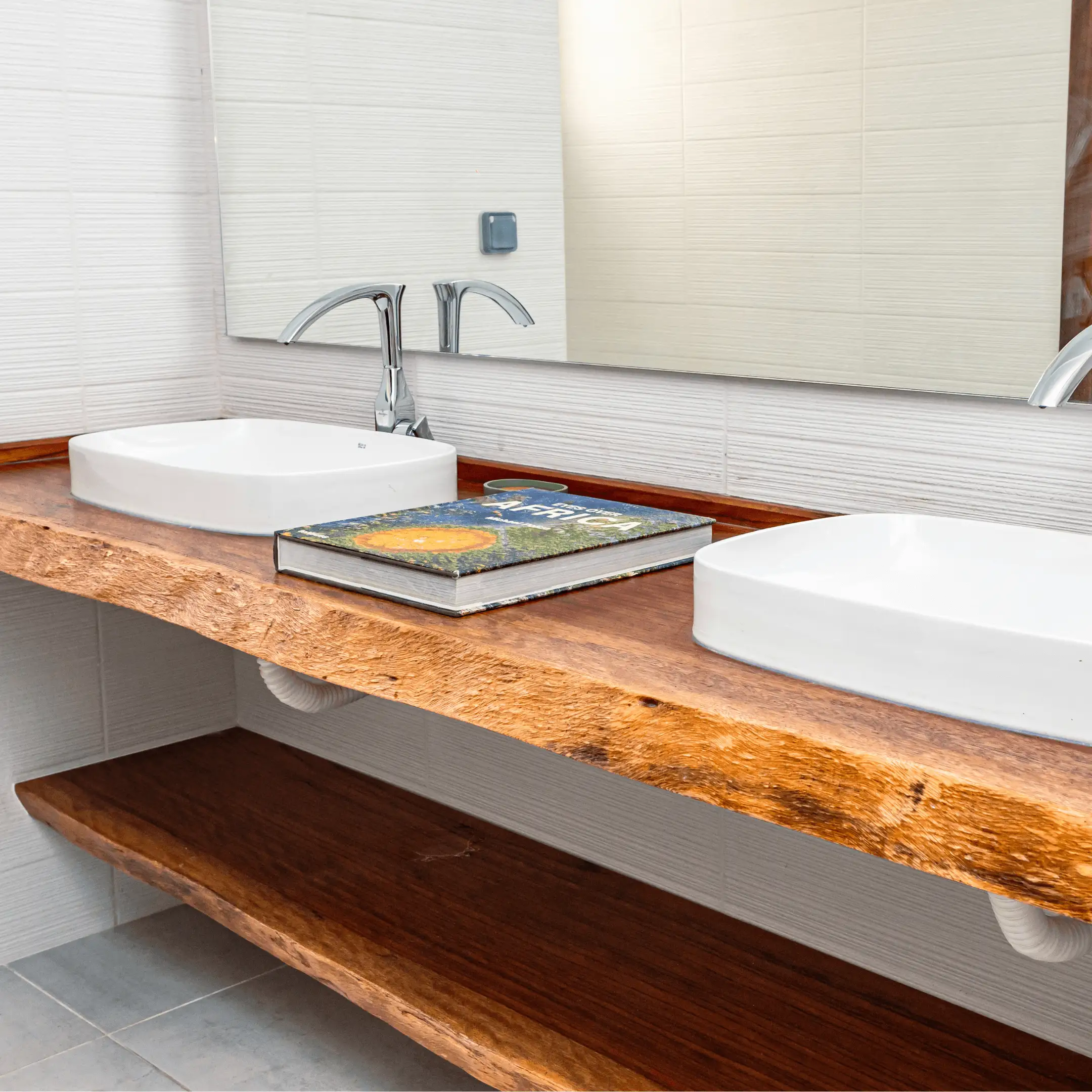 Plan de vasque en bois massif pour salle de bain, aménagement intérieur bois par Projetti. Plan de vasque en bois massif pour salle de bain, aménagement intérieur bois par Projetti.