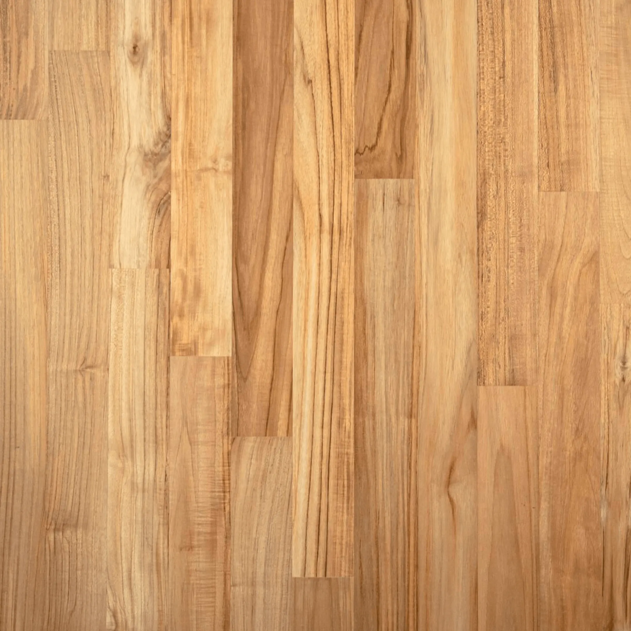 Installation de parquet intérieur et decking en bois durable et massif par Projetti CI.