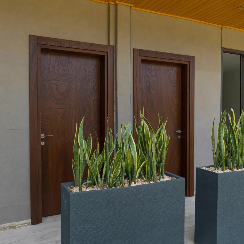 Porte d'entrée design en bois massif réalisée par Projetti, expert en menuiserie bois Côte d'Ivoire.