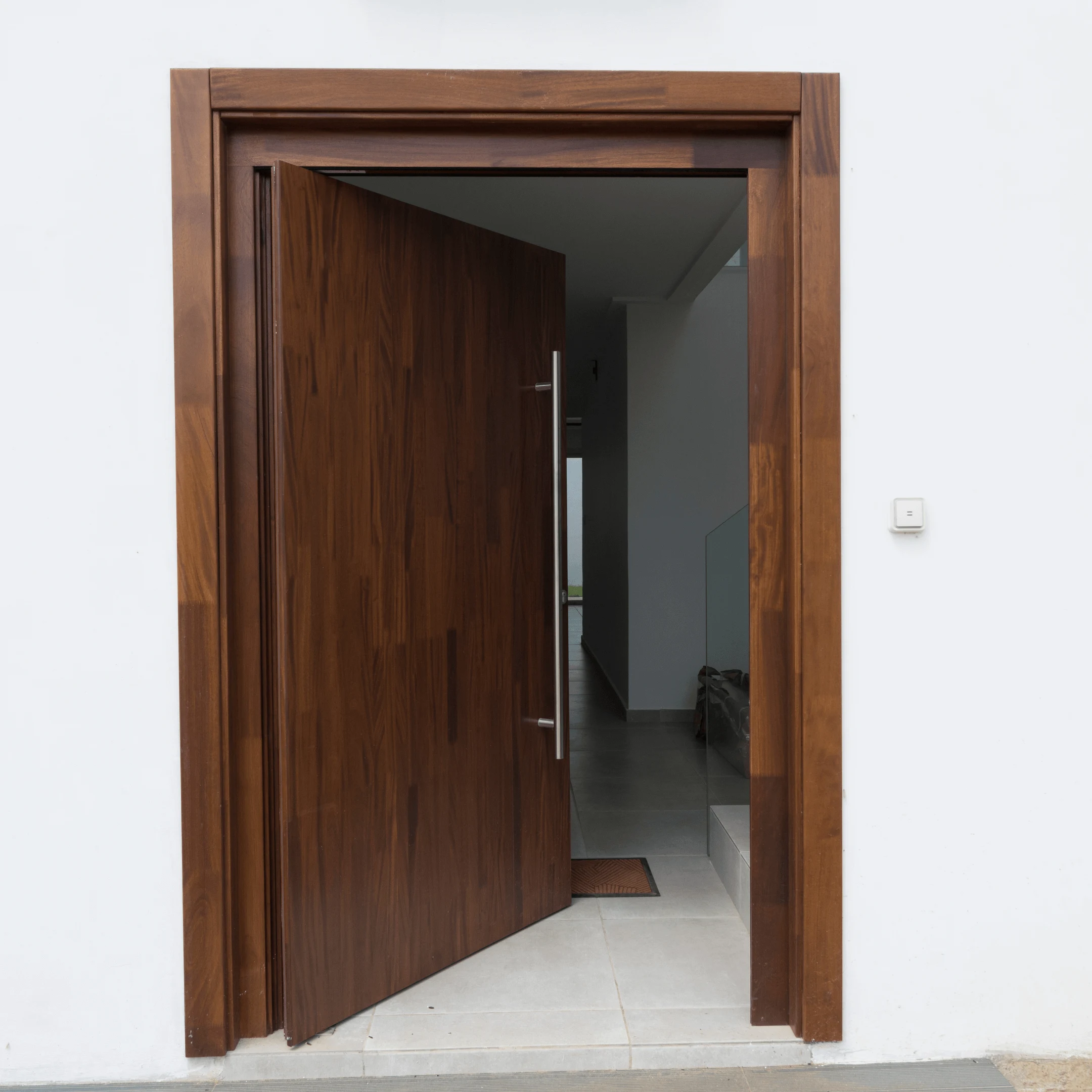 Une porte pivot d'entrée imposante ou une porte coulissante Porte pivot d'entrée design en bois massif réalisée par Projetti, expert en menuiserie bois Côte d'Ivoire.