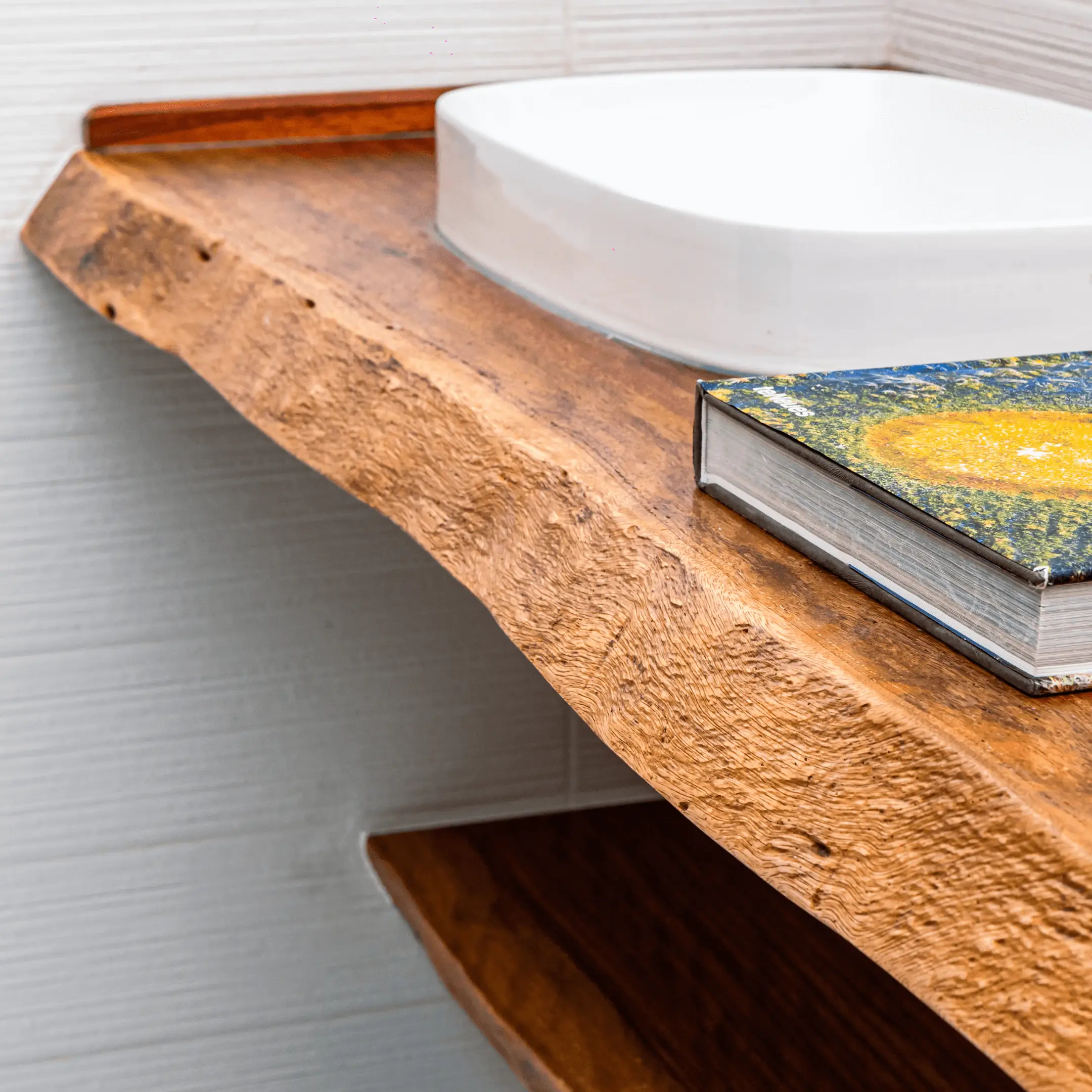 Plan de vasque en bois massif pour salle de bain, aménagement intérieur bois par Projetti. Plan de vasque en bois massif pour salle de bain, aménagement intérieur bois par Projetti.