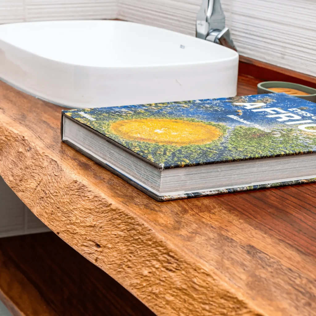 Plan de vasque en bois massif pour salle de bain, aménagement intérieur bois par Projetti.