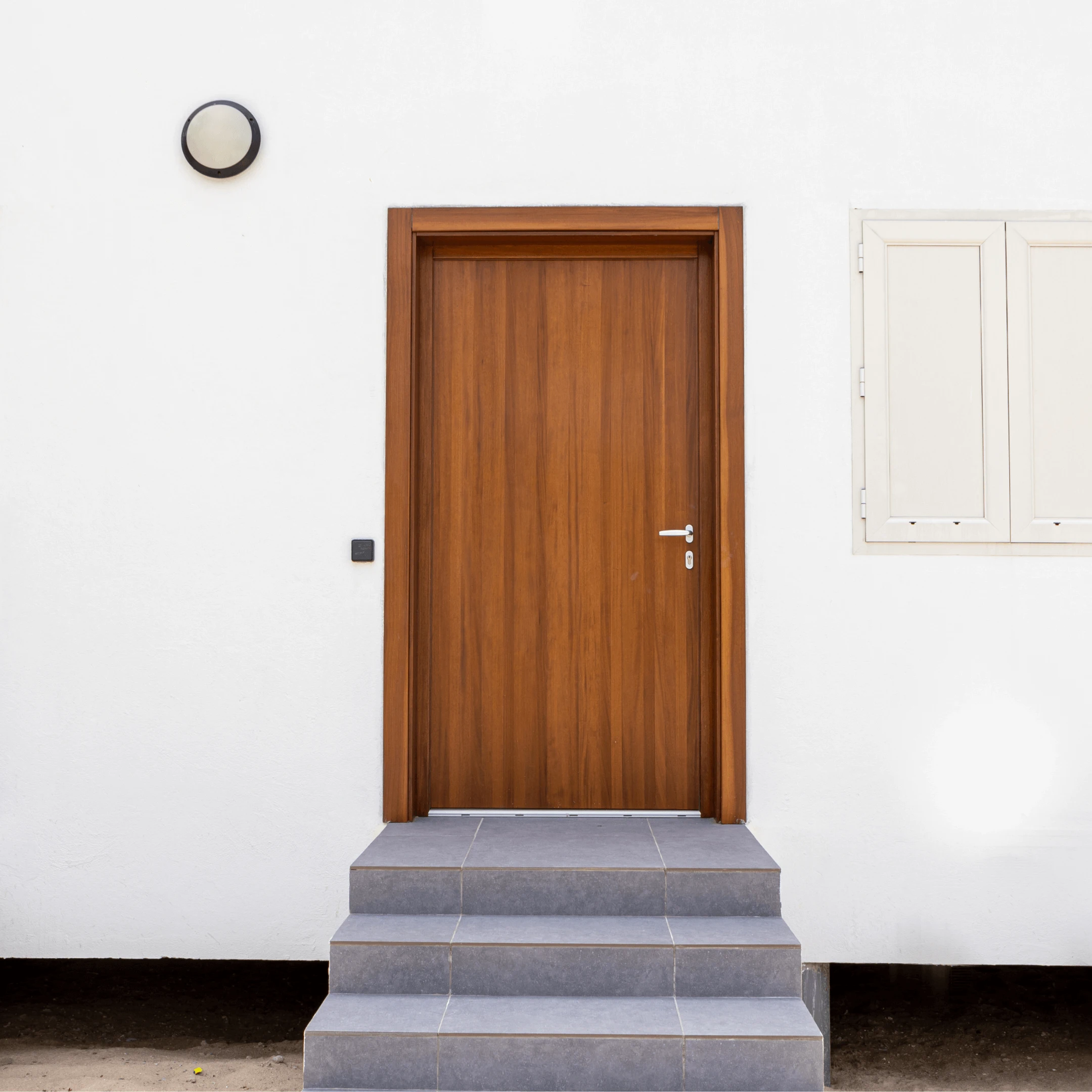 Une porte d'entrée imposante ou une porte coulissante. Porte d'entrée design en bois massif réalisée par Projetti, expert en menuiserie bois Côte d'Ivoire.