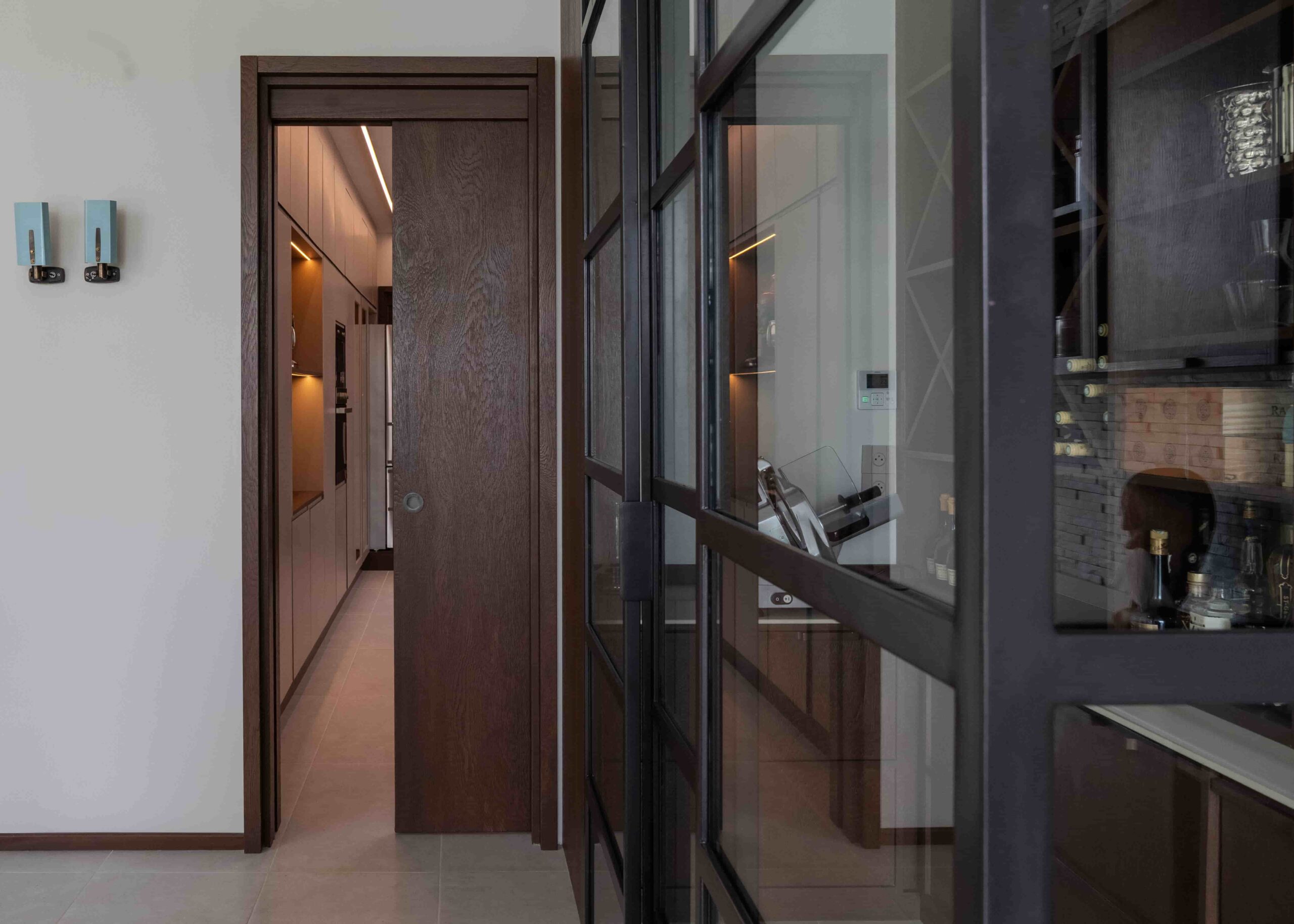 Portes coulissantes design en bois massif réalisée par Projetti, expert en menuiserie bois Côte d'Ivoire.