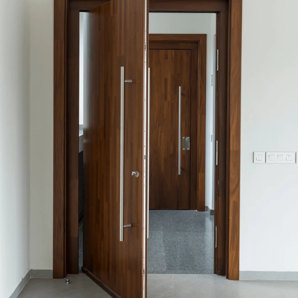 Porte pivot d'entrée design en bois massif réalisée par Projetti, expert en menuiserie bois Côte d'Ivoire.