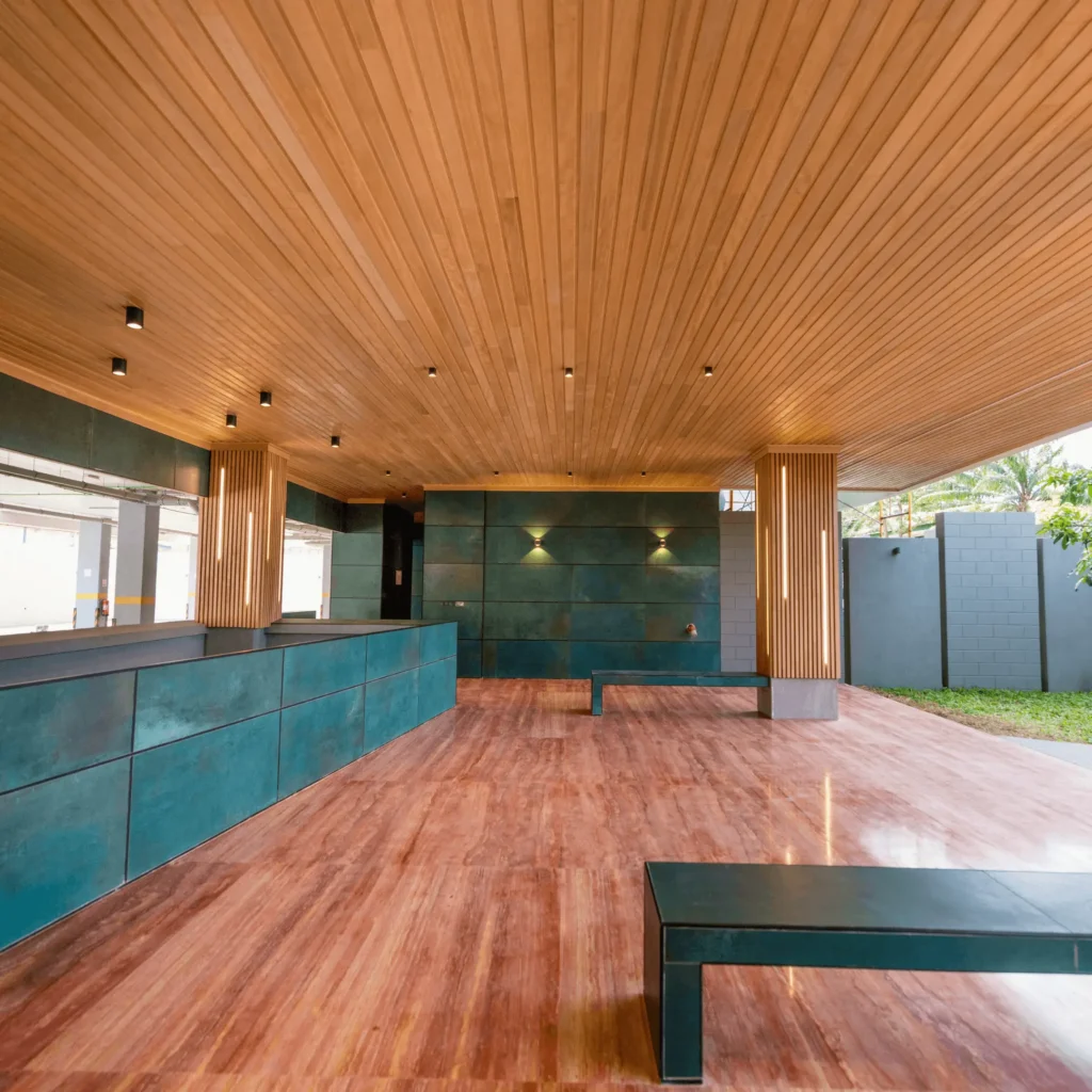 Faux plafond en lattes de bois massif avec éclairage intégré pour couloir moderne.