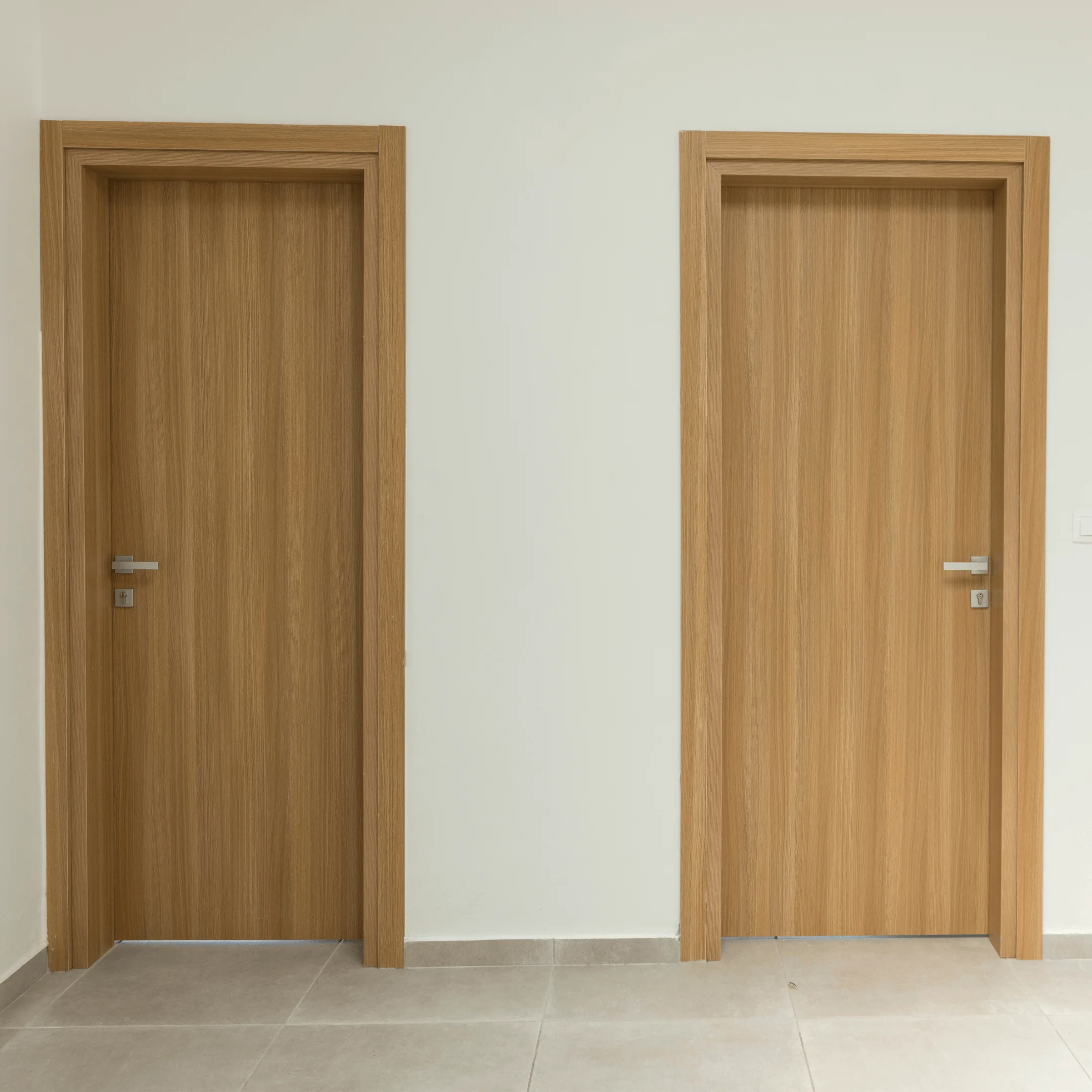 Porte d'entrée design en bois massif réalisée par Projetti, expert en menuiserie bois Côte d'Ivoire.